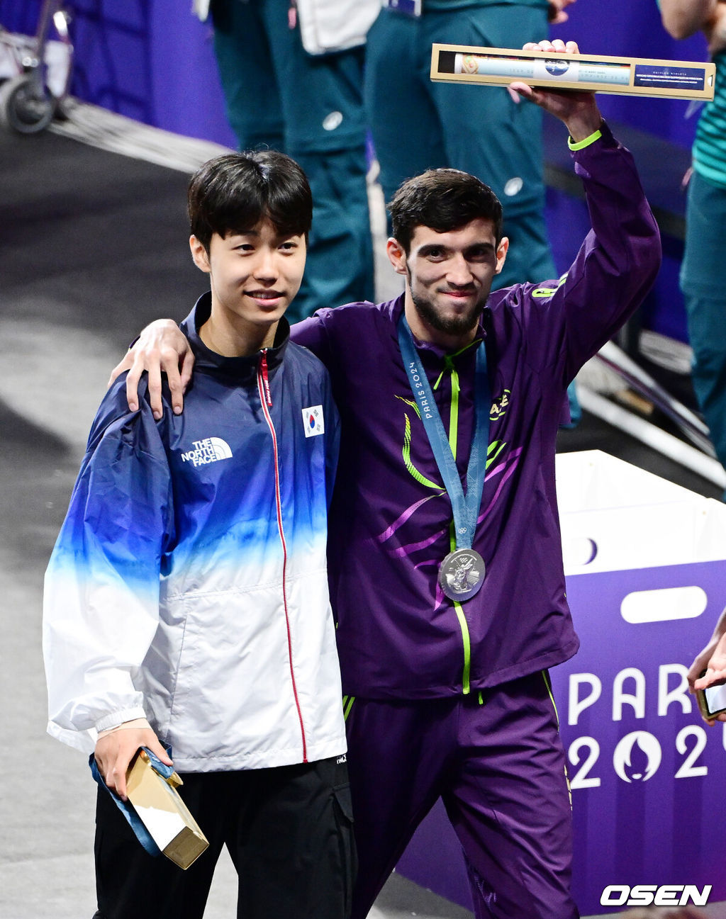 8일(한국시간) 프랑스 파리 그랑팔레에서 ‘2024 파리올림픽’ 태권도 남자 58kg급 결승 한국 박태준과 아제르바이잔 가심 마고메도프의 경기가 열렸다.박태준은 마고메도프를 상대로 1라운드 승리, 2라운드 13-1로 앞서다 상대가 부상으로 기권해 금메달을 따냈다.은메달 아제르바이잔 가심 마고메도프과 금메달 대한민국 박태준이 시상식을 마친 뒤 경기장을 나서고 있다. 2024.08.08 / dreamer@osen.co.kr
