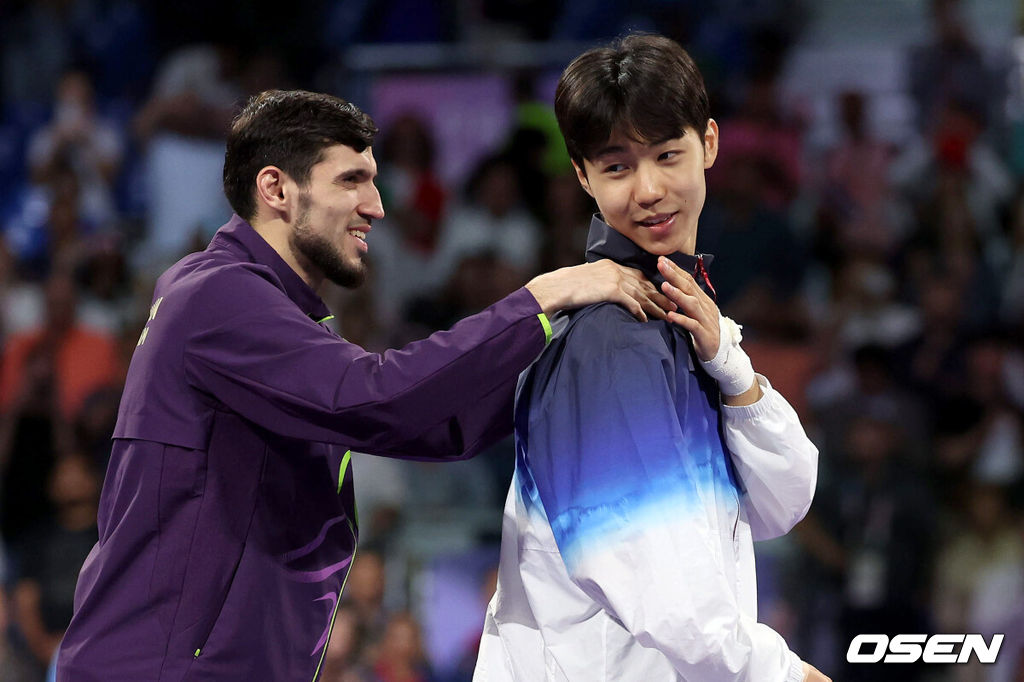 8일(한국시간) 프랑스 파리 그랑팔레에서 ‘2024 파리올림픽’ 태권도 남자 58kg급 결승 한국 박태준과 아제르바이잔 가심 마고메도프의 경기가 열렸다.박태준은 마고메도프를 상대로 1라운드 승리, 2라운드 13-1로 앞서다 상대가 부상으로 기권해 금메달을 따냈다.은메달 아제르바이잔 가심 마고메도프과  금메달 대한민국 박태준이 시상식에서 인사를 나누고 있다. 2024.08.08 / dreamer@osen.co.kr