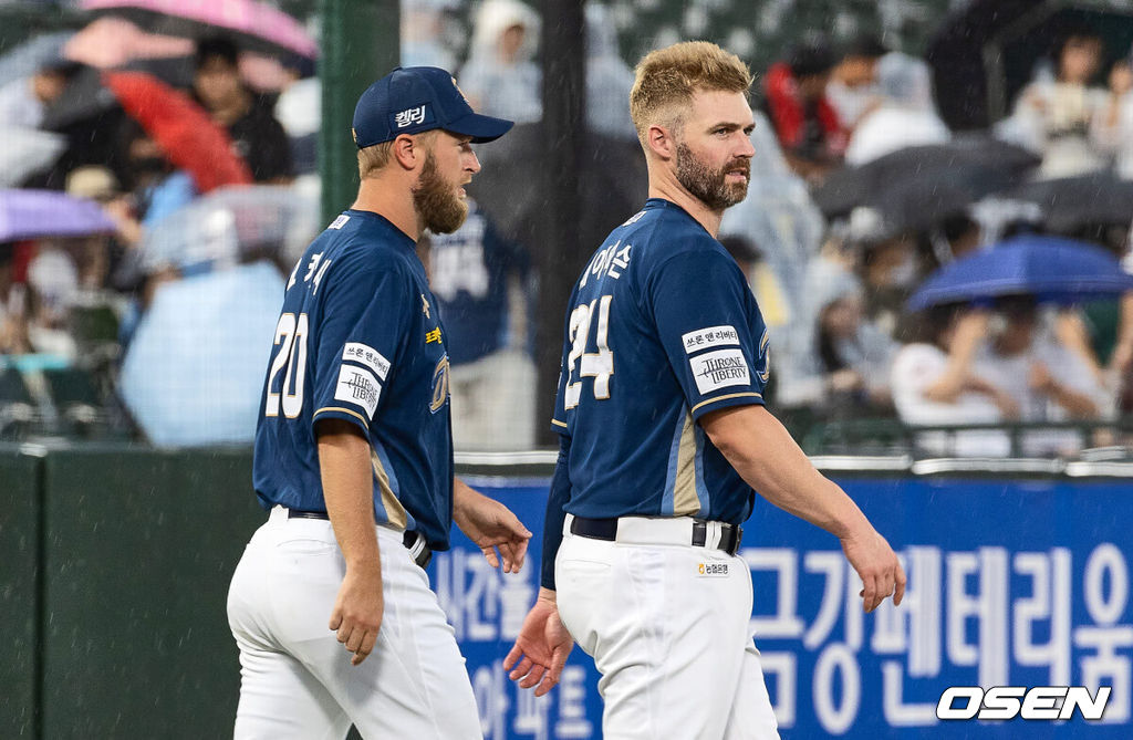 8일 부산 사직야구장에서 2024 신한 SOL 뱅크 KBO 리그 롯데 자이언츠와 NC 다이노스의 경기가 열릴 예정이었다. 홈팀 롯데는 이민석이 선발 출전하고 NC는 요키시가 선발 출전키로 했었다.경기가 우천 취소되자 NC 다이노스 요키시와 데이비슨이 팬들에게 인사를 하기위해 나오고 있다. 2024.08.08 / foto0307@osen.co.kr