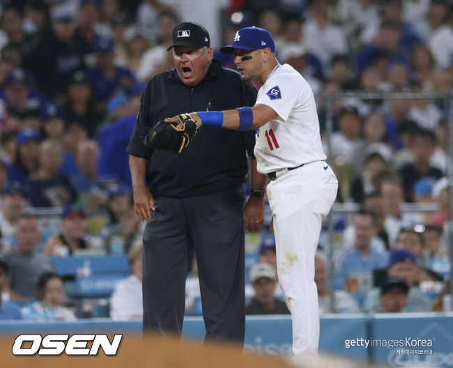 [사진] LA 다저스 미겔 로하스(오른쪽)가 헌터 웬델스테트 심판에게 항의를 하고 있다. ⓒGettyimages(무단전재 및 재배포 금지)