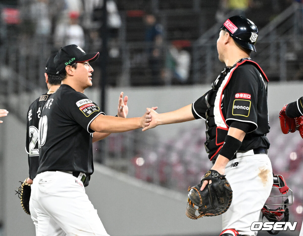 KT는 8일 광주-기아 챔피언스필드에서 펼쳐진 2024 프로야구 KIA 타이거즈와 경기에서 1-0으로 승리했다.팽팽한 0-0 승부에서 12회초 2사후 황재균의 천금같은 적시타로 결승점을 뽑았다. 1차전을 내주고 2차전과 3차전을 거푸 잡아 기분좋은 위닝시리즈에 성공했다.경기 종료 후 KT 황재균이 장성우와 승리의 기쁨을 나누고 있다. 2024.08.08 /sunday@osen.co.kr
