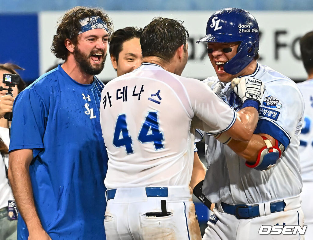 21일 대구삼성라이온즈파크에서 2024 신한 SOL 뱅크 KBO 리그 삼성 라이온즈와 롯데 자이언츠의 경기가 열렸다. 홈팀 삼성은 이승현이 방문팀 롯데는 반즈가 선발 출전했다. 삼성 라이온즈 카데나스가 9회말 무사 1루 좌월 끝내기 홈런을 치고 기뻐하고 있다. 2024.07.21 / foto0307@osen.co.kr