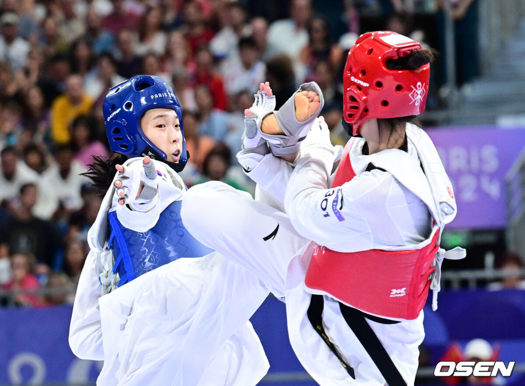 8일(한국시간) 프랑스 파리 그랑팔레에서 ‘2024 파리올림픽’ 태권도 여자 57kg급 준결승 한국 김유진과 중국 뤄쭝스의 경기가 열렸다.김유진은 세계 랭킹 1위 뤄쭝스를 꺾고 결승 진출에 성공했다.김유진이 뤄쭝스를 상대로 공격을 펼치고 있다. 2024.08.08 / dreamer@osen.co.kr