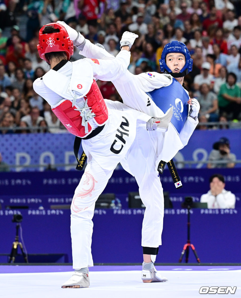 8일(한국시간) 프랑스 파리 그랑팔레에서 ‘2024 파리올림픽’ 태권도 여자 57kg급 준결승 한국 김유진과 중국 뤄쭝스의 경기가 열렸다.김유진은 세계 랭킹 1위 뤄쭝스를 꺾고 결승 진출에 성공했다.김유진이 뤄쭝스를 상대로 공격을 펼치고 있다. 2024.08.08 / dreamer@osen.co.kr