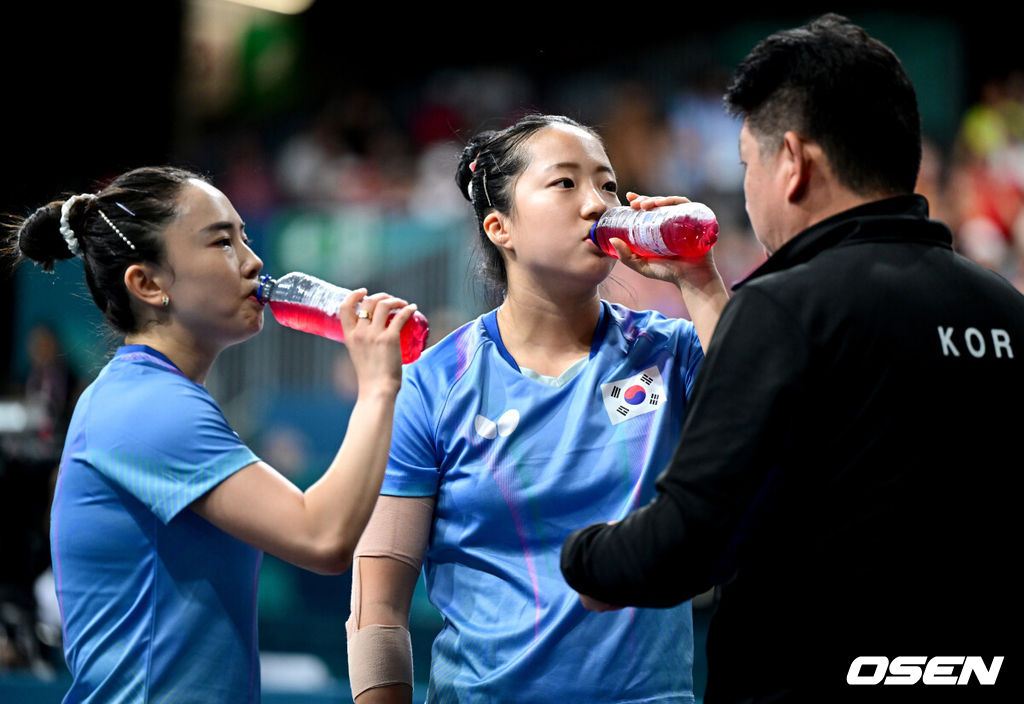 8일(한국시간) 프랑스 파리 사우스 파리 아레나 4에서 ‘2024 파리올림픽’ 탁구 여자 단체 준결승 대한민국과 중국의 경기가 열렸다.한국 전지희, 이은혜, 신유빈은 세계랭킹 1위 중국(천멍, 쑨잉사, 왕만위)와 맞붙는다.한국 신유빈-전지희 조와 중국 첸멍-왕만위의 1경기, 전지희와 신유빈이 작전타임 때 음료를 마시고 있다. 2024.08.08 / dreamer@osen.co.kr