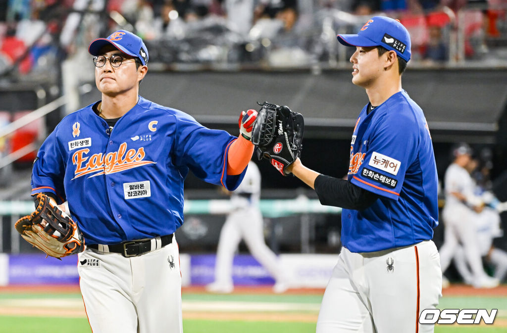 1일 오후 경기도 수원시 수원KT위즈파크에서 ‘2024 신한 SOL BANK KBO리그’ KT 위즈와 한화 이글스의 경기가 진행됐다.이날 KT는 엄상백을, 한화는 문동주를 선발투수로 내세웠다.4회말 실점 위기를 넘긴 한화 문동주와 채은성이 하이파이브를 하며 더그아웃으로 들어가고 있다. 2024.08.01 / soul1014@osen.co.kr