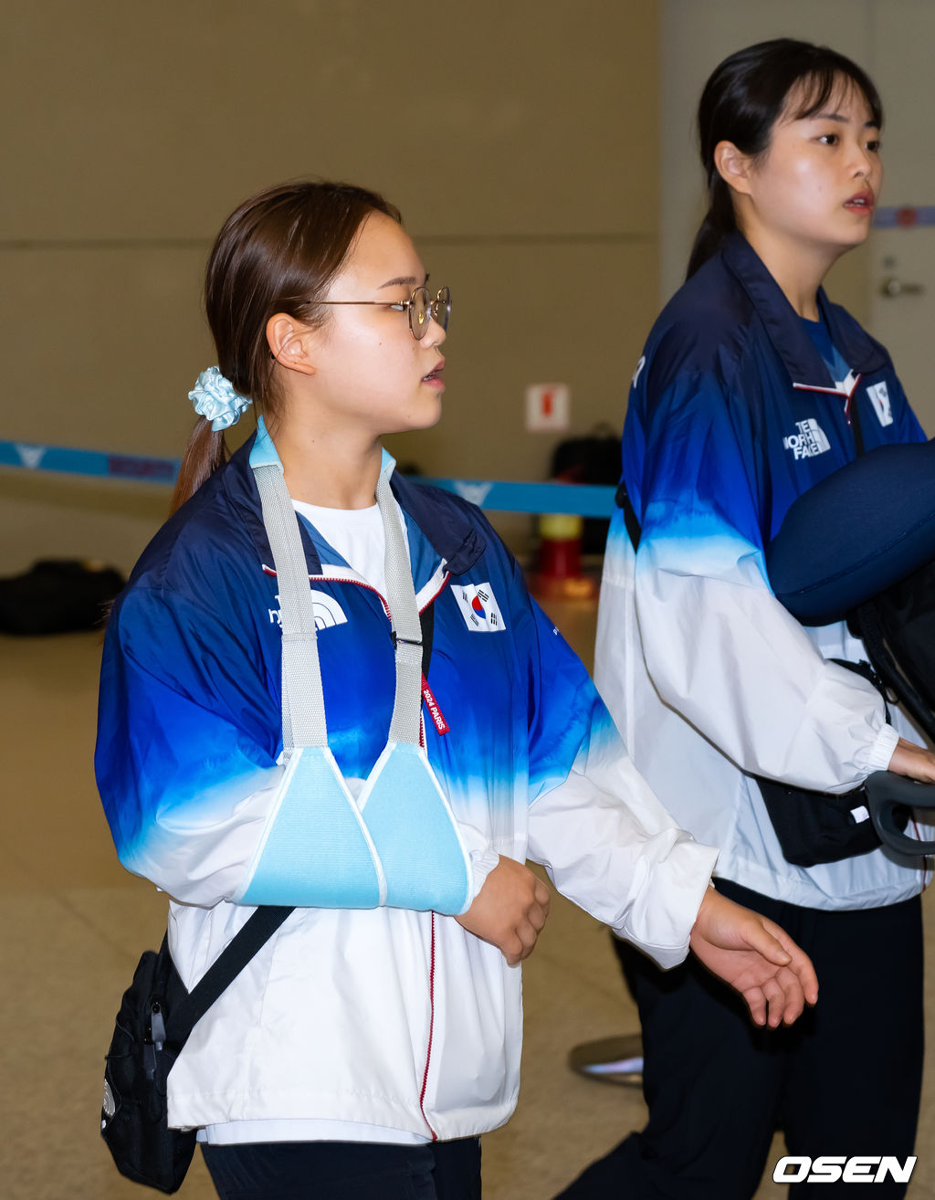 2024 파리 올림픽 체조 대표팀 여서정이 7일 오후 인천국제공항을 통해 귀국했다. 2024 파리 올림픽 기계체조 여자 도마에서 2회 연속 올림픽 메달에 도전했던 여서정은 어깨부상을 당한 상태로 귀국했다. 어깨부상을 당한 여서정이 귀국하고 있다. 2024.08.07 /rumi@osen.co.kr