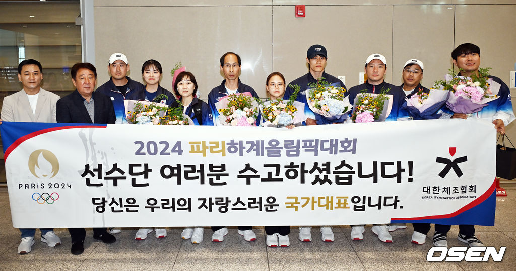 2024 파리 올림픽 체조 대표팀이 7일 오후 인천국제공항을 통해 귀국했다. 체조대표팀이 입국장 옆에서 포토타임을 갖고 있다. 2024.08.07 /rumi@osen.co.kr