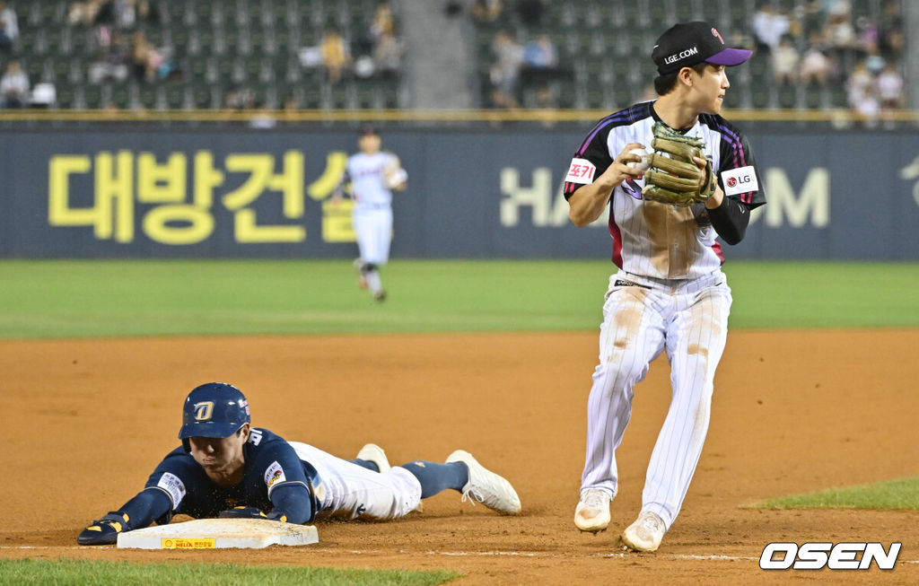 9일 서울 송파구 잠실야구장에서 ‘2024 신한 SOL Bank KBO리그’ LG 트윈스와 NC 다이노스의 경기가 열렸다.이날 LG는 임찬규를 NC는 요키시를 선발 투수로 내세웠다.7회말 무사 1,2루 NC 김형준의 번트 병살타에 LG 3루수 구본혁이 2루주자 박영빈을 포스아웃 시키고 있다. 2024.08.09 /cej@osen.co.kr