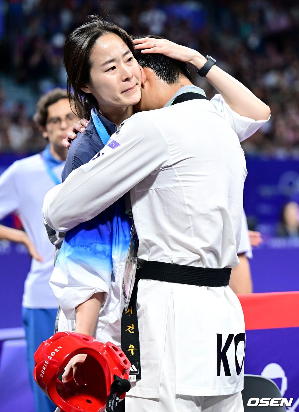 10일(한국시간) 프랑스 파리 그랑팔레에서 ‘2024 파리올림픽’ 태권도 남자 80kg급 동메달 결정전 한국 서건우와 덴마크 에디 흐르니치의 경기가 열렸다.서건우는 에디 흐르니치에게 라운드 점수 0-2(2-15 8-11)로 패하며 파리올림픽을 4위로 마감했다.경기를 내준 서건우를 오혜리 코치가 다독이고 있다. 2024.08.10 / dreamer@osen.co.kr