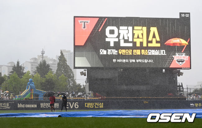 10일 오후 광주-기아챔피언스필드에서 열릴 예정이었던 ‘2024 신한 SOL Bank KBO리그’ KIA 타이거즈와 삼성 라이온즈의 경기가 우천 취소 됐다.취소된 이 경기는 추후 재편성된다.사진은 우천 취소를 알리는 전광판. 2024.08.10 /sunday@osen.co.kr