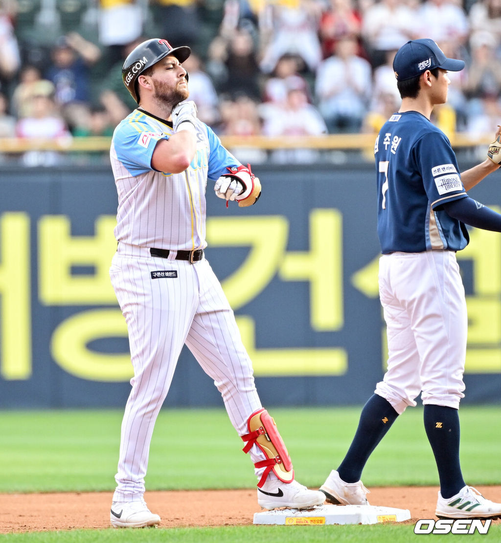 10일 서울 송파구 잠실야구장에서 ‘2024 신한 SOL Bank KBO리그’ LG 트윈스와 NC 다이노스의 경기가 열렸다.이날 LG는 최원태를 NC는 목지훈이 선발 투수로 내세웠다.1회말 무사 2,3루 LG 오스틴이 선제 2타점 적시 2루타를 날린 뒤 세리머니를 하고 있다. 2024.08.10 /cej@osen.co.kr