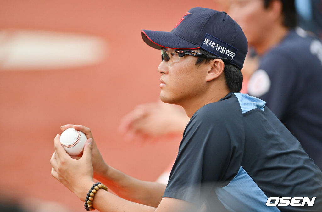 10일 오후 수원KT위즈파크에서 ‘2024 신한 SOL BANK KBO리그’ KT 위즈와 롯데 자이언츠의 경기가 진행됐다.이날 KT는 조이현을, 롯데는 반즈를 선발투수로 내세웠다.롯데 박세웅이 경기를 지켜보고 있다  2024.08.10 / soul1014@osen.co.kr