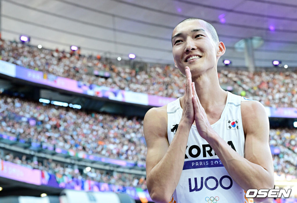 11일(한국시간) 프랑스 파리 스타드 드 프랑스에서 ‘2024 파리올림픽’ 육상 남자 높이뛰기 결선이 열렸다.우상혁은 2m31을 넘지 못하고 최종 순위 7위로 대회를 마감했다.우상혁이 2m31을 넘지 못한 뒤 코칭스태프를 향해 인사하고 있다. 2024.08.11 / dreamer@osen.co.kr