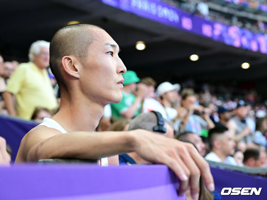 11일(한국시간) 프랑스 파리 스타드 드 프랑스에서 ‘2024 파리올림픽’ 육상 남자 높이뛰기 결선이 열렸다.우상혁은 2m31을 넘지 못하고 최종 순위 7위로 대회를 마감했다.우상혁이 2m31을 넘지 못한 뒤 아쉬워하고 있다. 2024.08.11 / dreamer@osen.co.kr