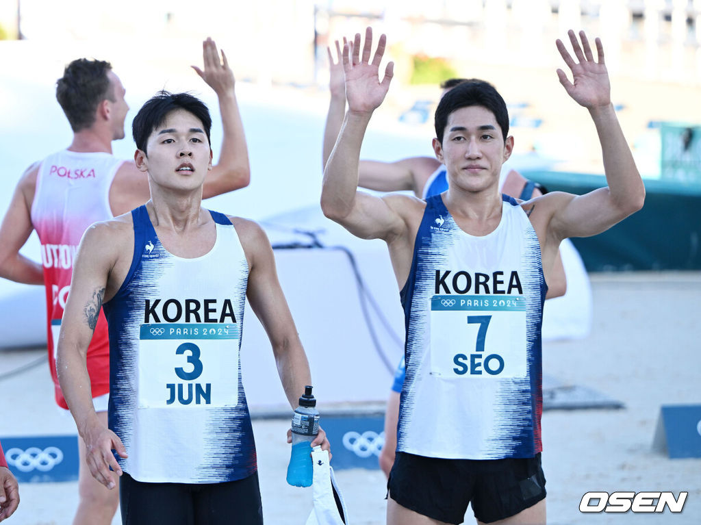 11일(한국시간) 프랑스 베르사유 궁전 경기장에서 ‘2024 파리올림픽’ 남자 근대5종 결승이 열렸다.한국 전웅태와 서창완은 이날 경기에서 각각 6위와 7위에 올랐다.전웅태(왼쪽)과 서창완이 관중들을 향해 인사하고 있다. 2024.08.10 / dreamer@osen.co.kr