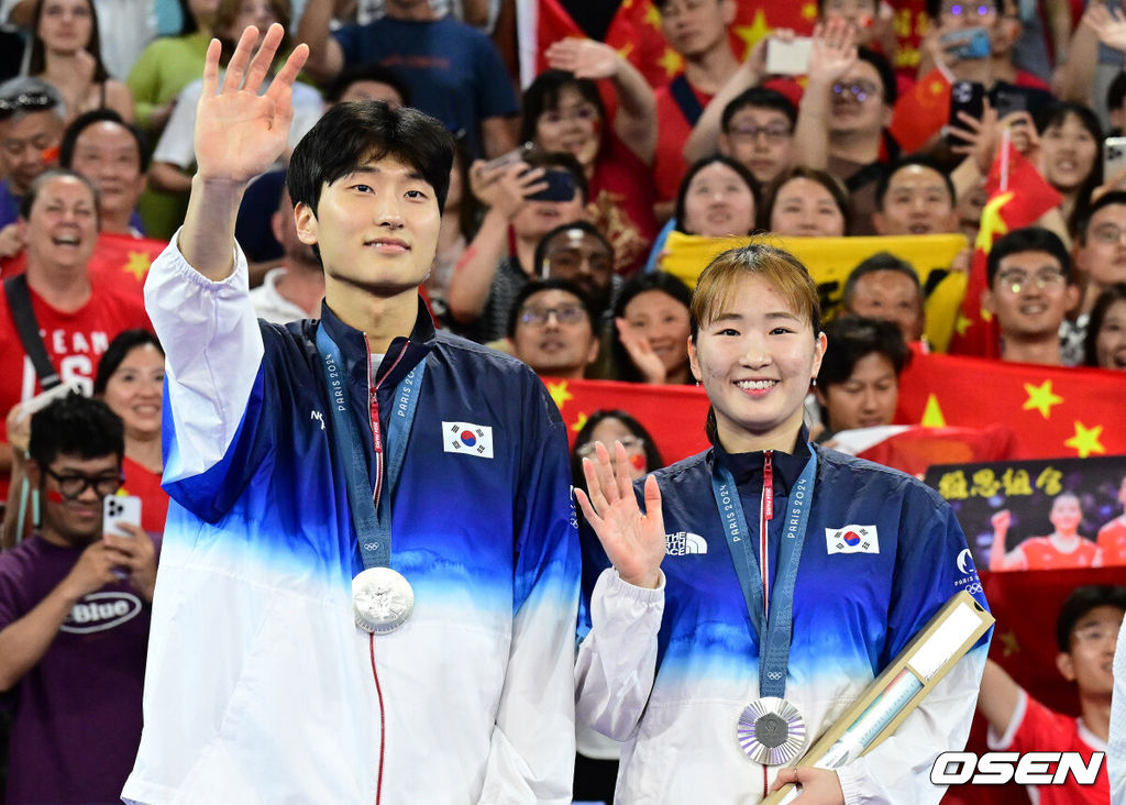 2일(한국시간) 프랑스 파리 포르트 드 라 샤펠 아레나에서 ‘2024 파리올림픽’ 배드민턴 혼성 복식 결승전 한국 김원호-정나은 조와 중국 젱시웨이-황야총 조의 경기가 열렸다.한국 김원호-정나은 조는 전날(1일) 서승재-채유정 조와 4강전에서 혈전 끝에 승리하며 결승에 올랐다.한국 김원호-정나은 조가 은메달을 차지한 뒤 포즈를 취하고 있다. 2024.08.02 / dreamer@osen.co.kr