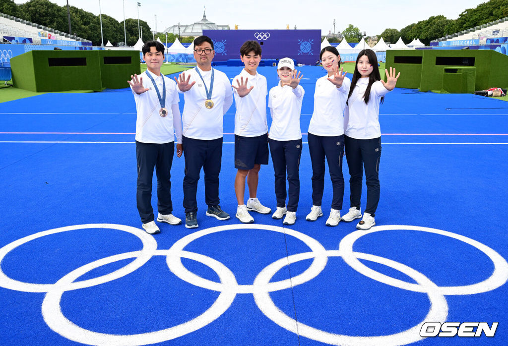 김우진(32, 청주시청)이 한국 올림픽 양궁 역사에 큰 획을 그었다. 김우진은 4일 프랑스 파리 레쟁발리드에서 열린 2024 파리 올림픽 양궁 남자 개인 결승전에서 브래디 엘리슨(미국)과 맞대결을 펼쳐 5-5 동점을 기록했다. 김우진은 슛오프까지 가는 접전끝에 엘리슨을 4.9mm 차로 잡아냈다.이로써 김우진은 역대 올림픽에서 5번째 금메달을 목에 건 최초의 한국 선수가 됐다. 여기에 파리 올림픽 3관왕을 이뤄냈다. 더불어 김우진의 금메달로 이번 한국 양국 대표팀은 양궁 전종목에서 금메달을 모두 차지하는 대기록을 작성했다.파리올림픽을 모두 마친 양궁 대표팀 이우석, 김우진, 김제덕, 전훈영, 임시현, 남수현(왼쪽부터)가 기념촬영을 하고 있다. 2024.08.04 / dreamer@osen.co.kr