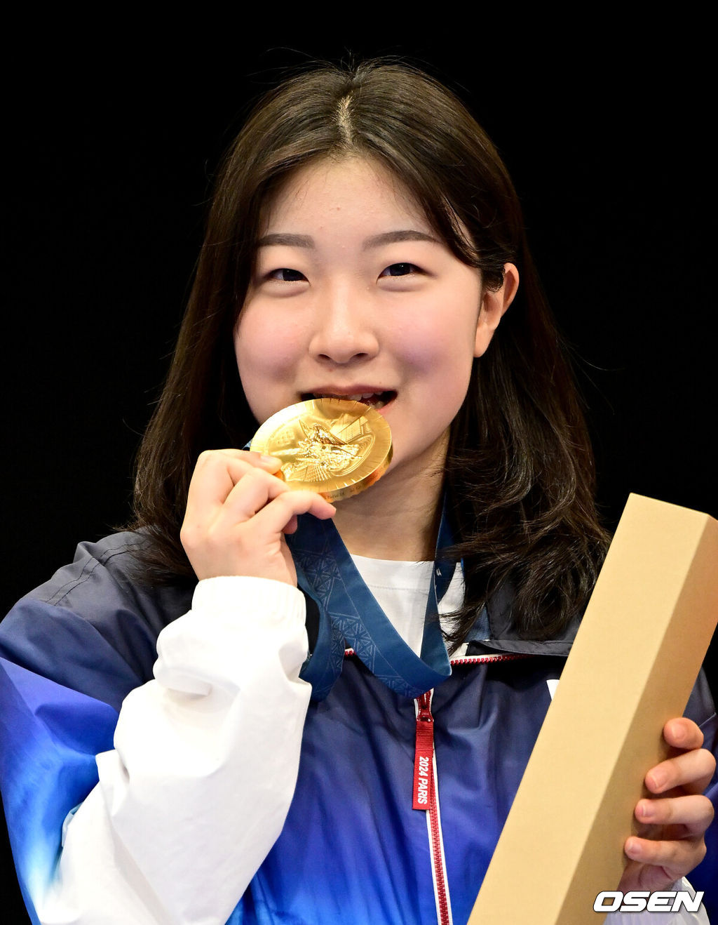 최연소 국가대표 '고등학생' 반효진(17)이 이번 파리 올림픽 대한민국의 4번째 금메달을 따냈다. 한국의 올림픽 역사상 100번째 금메달이다.반효진은 29일(한국시간) 프랑스 샤토루 슈팅센터에서 열린 2024 파리올림픽 공기소총 10ｍ 여자 개인전에서 황위팅(중국)과 접전을 벌인 끝에 값진 금메달을 따냈다. 반효진은 251.8점을 기록했다. 이는 올림픽 신기록이다.금메달을 따낸 반효진 포즈를 취하고 있다. 2024.07.29 / dreamer@osen.co.kr