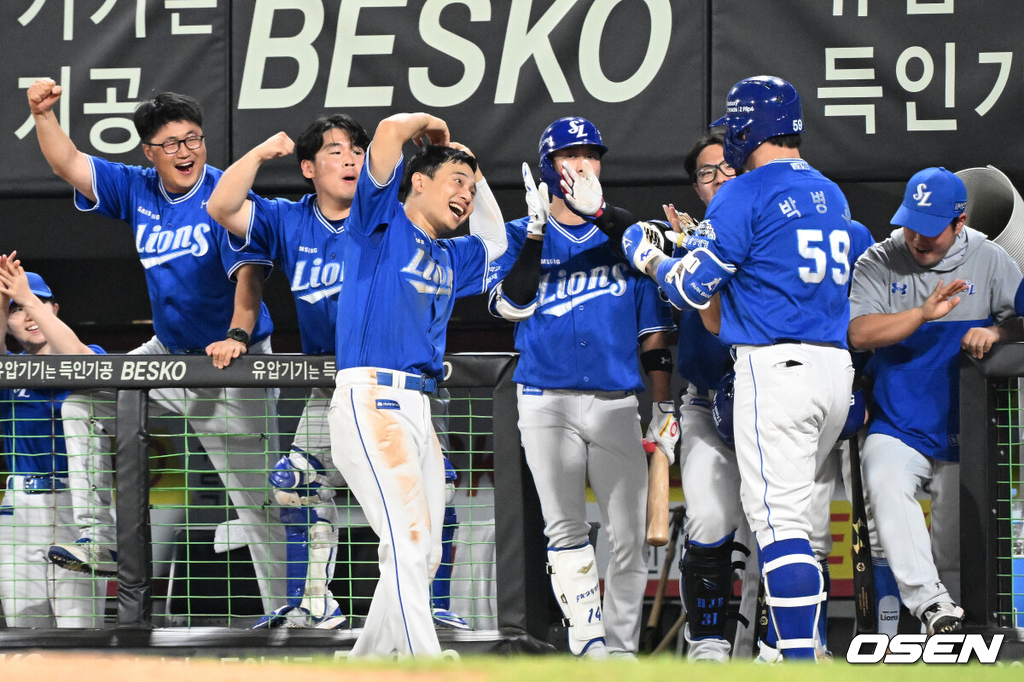 11일 오후 광주-기아챔피언스필드에서 ‘2024 신한 SOL Bank KBO리그’ KIA 타이거즈와 삼성 라이온즈의 경기가 열렸다.KIA는 라우어, 삼성은 레예스를 선발로 내세웠다.11회초 무사에서 삼성 박병호가 좌월 솔로 홈런을 치고 더그아웃에서 동료들과 환호하고 있다. 2024.08.11 /sunday@osen.co.kr[