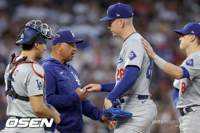 [사진] LA 다저스 데이브 로버츠 감독(왼쪽)이 바비 밀러를 교체하고 있다. ⓒGettyimages(무단전재 및 재배포 금지)