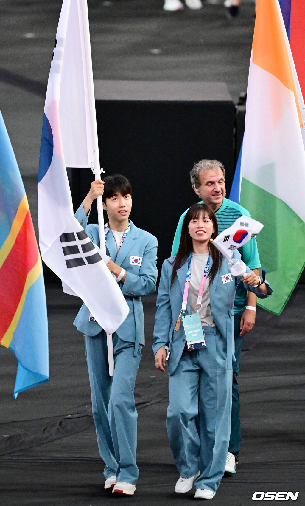 12일(한국시간) 프랑스 파리 파리 스타드 드 프랑스에서 ‘2024 파리올림픽’ 폐회식이 열렸다.대한민국은 금메달 13개, 은메달 9개, 동메달 10개를 기록하며 대회 순위는 종합 8위(금메달 기준)로 마감하며 예상을 뛰어넘는 최고의 성적을 냈다.한국 폐회식 기수 태권도 금메달리스트 박태준(왼쪽)과 복싱 동메달리스트 임애지가 입장하고 있다. 2024.08.12 / dreamer@osen.co,kr