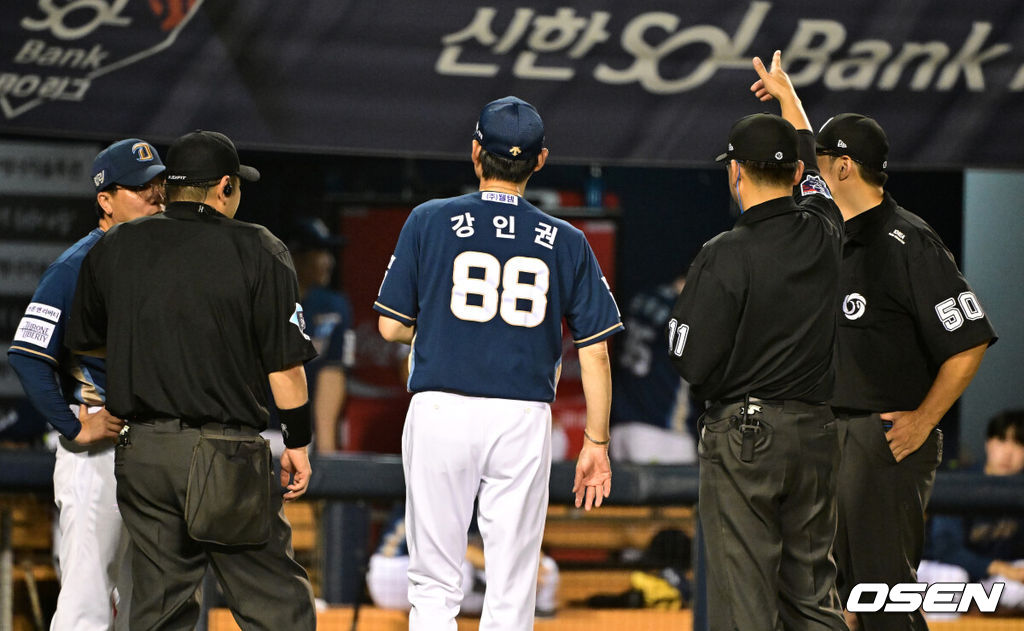 11일 오후 서울 잠실야구장에서 2024 신한 SOL Bank KBO리그 LG 트윈스와 NC 다이노스의 경기가 열렸다.이날 LG는 손주영, NC는 신민혁을 선발로 내세웠다.7회초 1사 2,3루에서 NC 3루주자 권희동이 LG 박동원의 견제에 태그아웃당했다. 비디오 판독 결과도 마찬가지. NC 강인권 감독이 판정에 불만을 나타내며 퇴장을 당하고 있다.. 2024.08.11 / jpnews@osen.co.kr