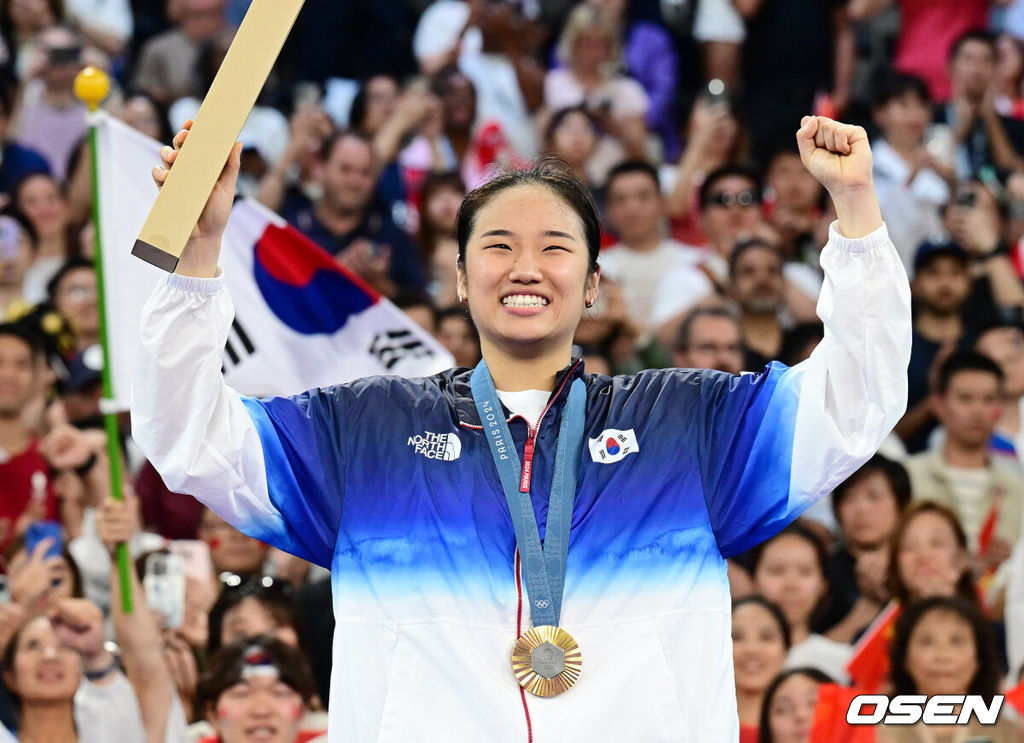 5일(한국시간) '셔틀콕 여제' 안세영(22, 삼성생명)이 꿈에 그리던 올림픽 금메달을 목에 걸었다.세계 랭킹 1위 안세영은 5일 오후(이하 한국시간) 프랑스 파리 포르트 드 라샤펠 경기장에서 열린 2024 파리올림픽 배드민턴 여자 단식 결승전에서 랭킹 9위 허빙자오(중국)를 2-0으로 꺾고 금메달을 획득 했다.  금메달 한국 안세영이 시상대에서 기뻐하고 있다. 2024.08.05 / dreamer@osen.co.kr