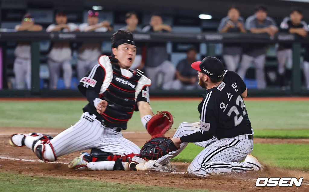 25일 부산 사직야구장에서 2024 신한 SOL 뱅크 KBO 리그 롯데 자이언츠와 LG 트윈스의 경기가 열렸다. 홈팀 롯데는 김진욱이 선발 출전하고 LG 트윈스는 최원태가 선발 출전했다.LG 트윈스 오스틴과 박동원이 9회말 무사 1루 롯데 자이언츠 윤동희의 번트 볼을 잡다 충돌하고 있다. 2024.07.25 / foto0307@osen.co.kr