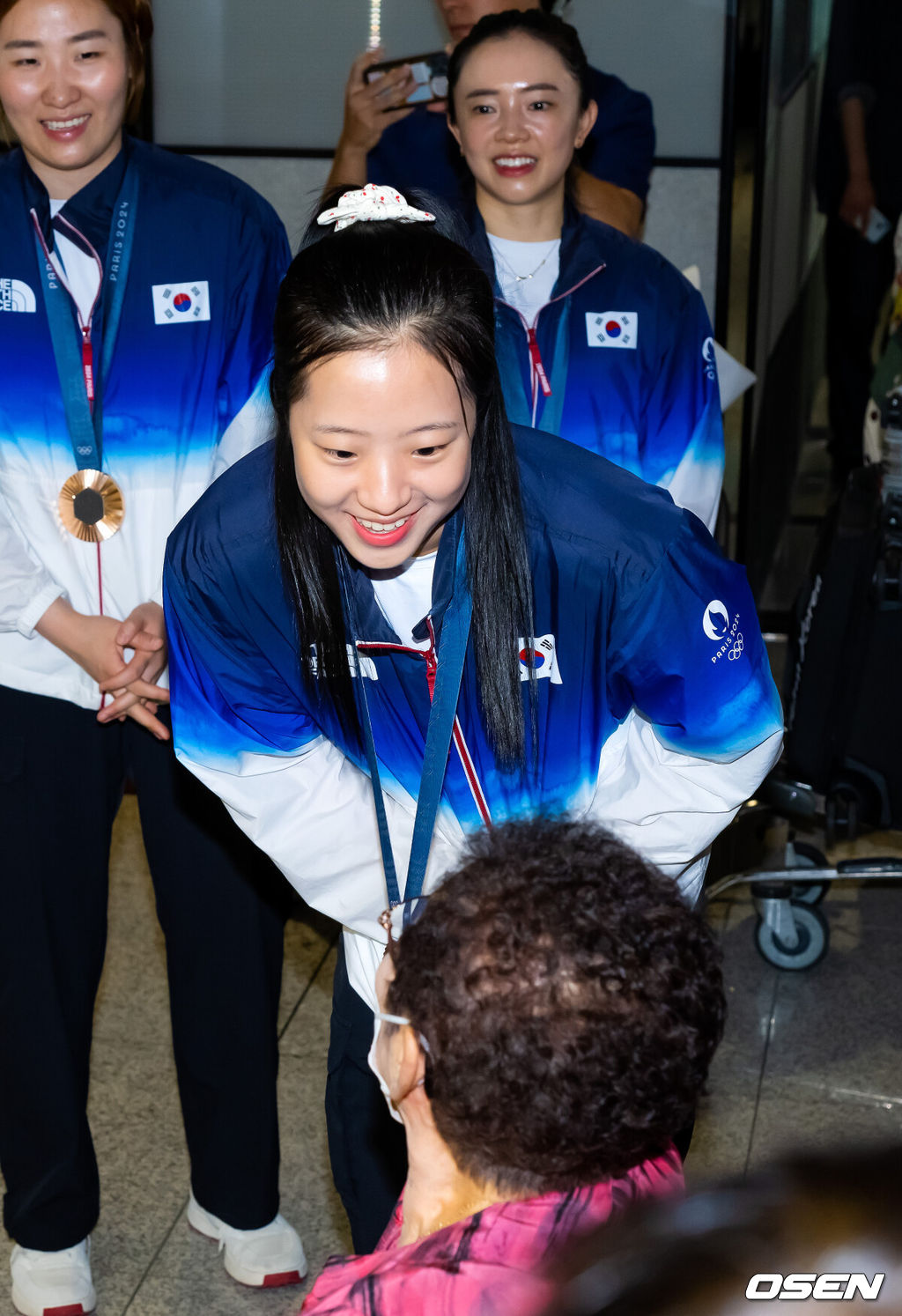 2024 파리 올림픽 한국 탁구 대표팀이 12일 오후 인천국제공항을 통해 귀국했다. 대한민국 탁구 대표팀은 신유빈-임종훈이 출격한 혼합복식과 신유빈-전지희-이은혜가 나선 여자 단체전에서 각각 동메달 1개씩을 획득하며 12년 만에 한국 탁구에 메달을 안겼다. 탁구대표팀 신유빈이 입국한 후 축하를 받으며 미소짓고 있다. 2024.08.12 /rumi@osen.co.kr