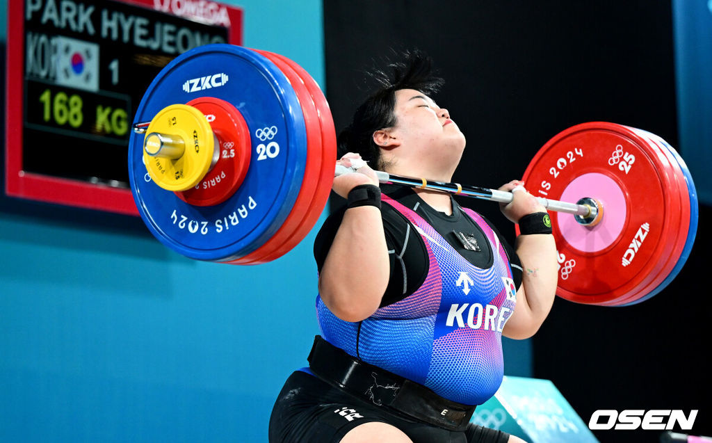 11일(한국시간) 프랑스 팔이 사우스 파리 아레나6에서 ‘2024 파리올림픽’ 역도 여자 81㎏ 초과급 결선이 열렸다.박혜정은 인상 131kg로 한국신기록을 작성했다. 이어진 용상에서 168kg를 들어 합계 299kg로 한국신기록을 작성하며 파리올림픽 은메달을 확정지었다.박혜정이 용상 168kg 2차 시기에서 바벨을 들어올리고 있다. 2024.08.11 / dreamer@osen.co.kr