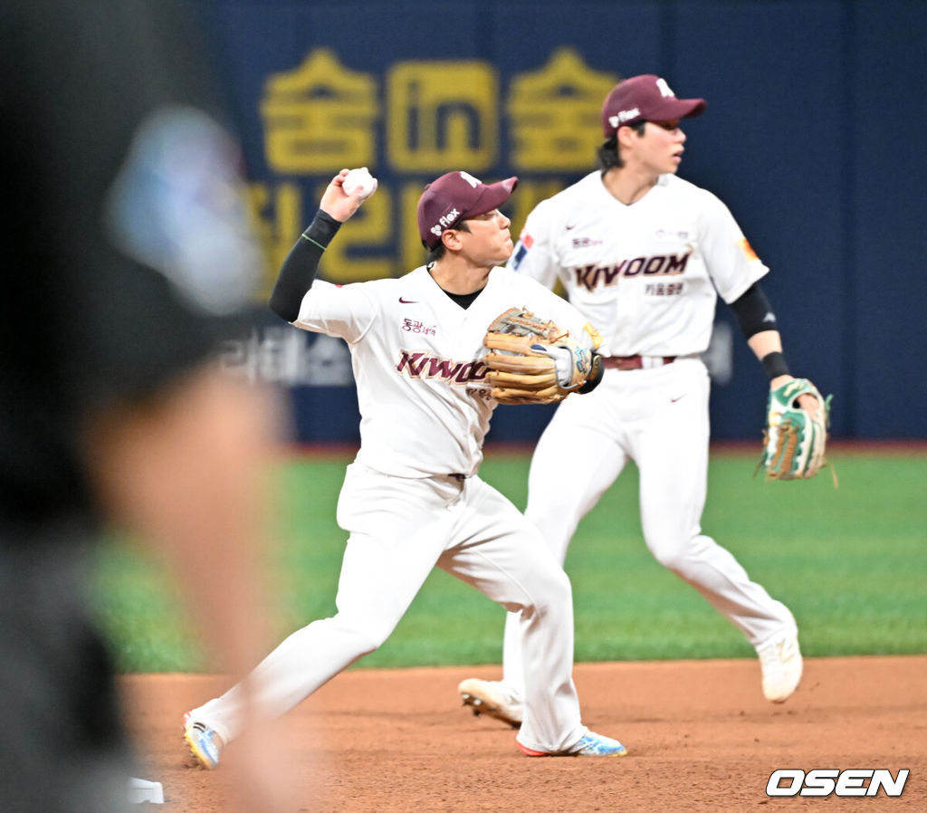 13일 오후 서울 고척스카이돔에서 ‘2024 신한 SOL BANK KBO리그’ 키움 히어로즈와 KIA 타이거즈의 경기가 열렸다.이날 키움은 김윤하를, KIA는 네일을 선발투수로 내세웠다. 7회초 1사 주자 만루 KIA 박찬호의 2루수 앞 병살타때 키움 유격수 김태진이 병살 연결을 하고 있다. 2024.08.13 / rumi@osen.co.kr