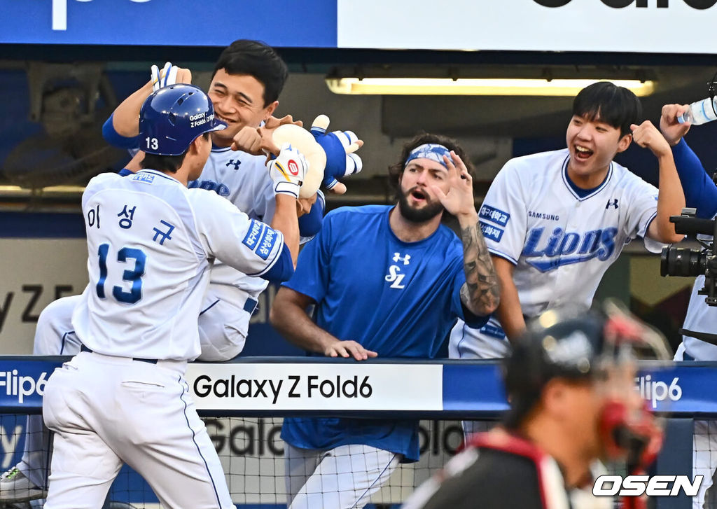 13일 대구삼성라이온즈파크에서 2024 신한 SOL 뱅크 KBO 리그 삼성 라이온즈와 KT 위즈의 경기가 열렸다. 홈팀 삼성은 백정현이 방문팀 KT는 엄상백이 선발 출전했다. 삼성 라이온즈 이성규가 1회말 무사 2루 좌월 2점 홈런을 치고 하이파이브를 하고 있다. 2024.08.13 / foto0307@osen.co.kr