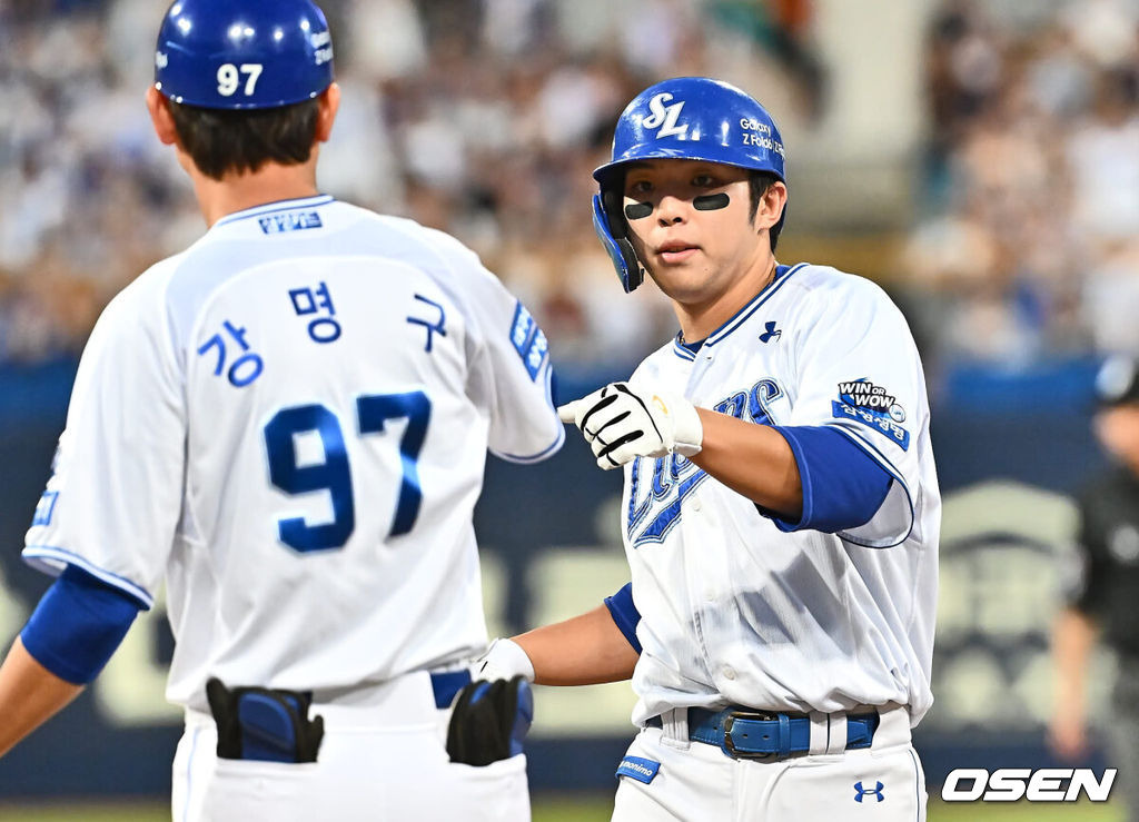 13일 대구삼성라이온즈파크에서 2024 신한 SOL 뱅크 KBO 리그 삼성 라이온즈와 KT 위즈의 경기가 열렸다. 홈팀 삼성은 백정현이 방문팀 KT는 엄상백이 선발 출전했다. 삼성 라이온즈 김영웅이 3회말 1사 1루 우익수 오른쪽 안타를 치고 하이파이브를 하고 있다. 2024.08.13 / foto0307@osen.co.kr