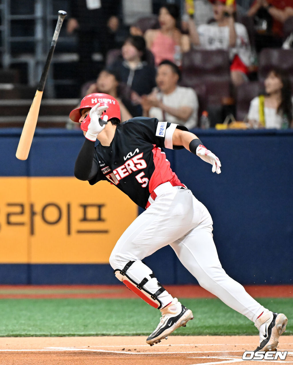 13일 오후 서울 고척스카이돔에서 ‘2024 신한 SOL BANK KBO리그’ 키움 히어로즈와 KIA 타이거즈의 경기가 열렸다.이날 키움은 김윤하를, KIA는 네일을 선발투수로 내세웠다. 1회초 2사 KIA 김도영이 중견수 앞 안타를 때리고 있다. 2024.08.13 / rumi@osen.co.kr