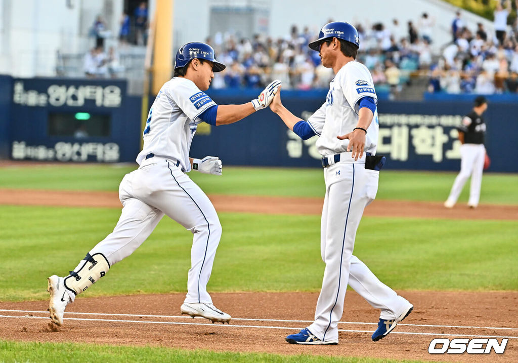 13일 대구삼성라이온즈파크에서 2024 신한 SOL 뱅크 KBO 리그 삼성 라이온즈와 KT 위즈의 경기가 열렸다. 홈팀 삼성은 백정현이 방문팀 KT는 엄상백이 선발 출전했다. 삼성 라이온즈 이성규가 1회말 무사 2루 좌월 2점 홈런을 치고 하이파이브를 하고 있다. 2024.08.13 / foto0307@osen.co.kr