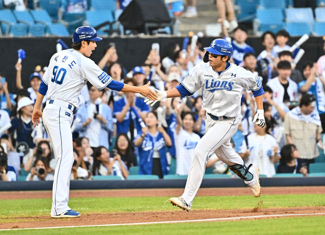 13일 대구삼성라이온즈파크에서 2024 신한 SOL 뱅크 KBO 리그 삼성 라이온즈와 KT 위즈의 경기가 열렸다. 홈팀 삼성은 백정현이 방문팀 KT는 엄상백이 선발 출전했다. 삼성 라이온즈 김영웅이 1회초 2사 우중월 솔로 홈런을 치고 하이파이브를 하고 있다. 2024.08.13 / foto0307@osen.co.kr