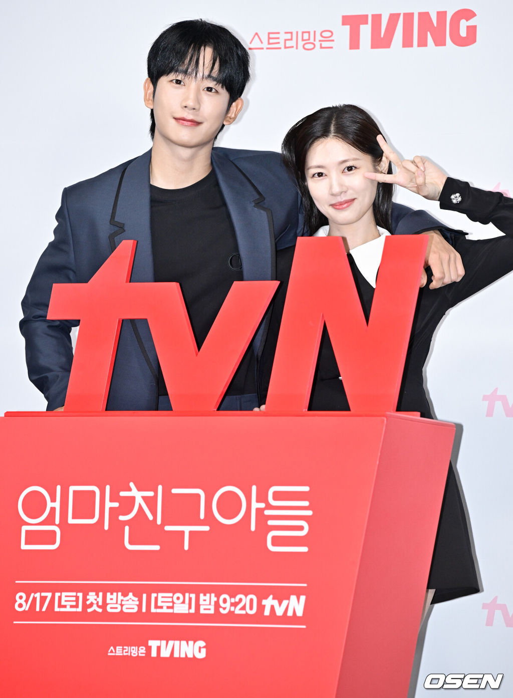 tvN 새 토일드라마 '엄마친구아들' 제작발표회가 14일 오전 서울 구로구 신도림 라마다호텔에서 열렸다.‘엄마친구아들’은 오류 난 인생을 재부팅하려는 여자와 그의 살아있는 흑역사인 '엄마친구아들'이 벌이는 파란만장 동네 한 바퀴 로맨스다. 서로의 흑역사 기록기인 소꿉남녀 최승효(정해인 분)와 배석류(정소민 분)가 인생의 교차로에서 재회하며 다시 펼쳐지는 이야기를 그린다.배우 정해인, 정소민이 포즈를 취하고 있다. 2024.08.14/cej@osen.co.kr