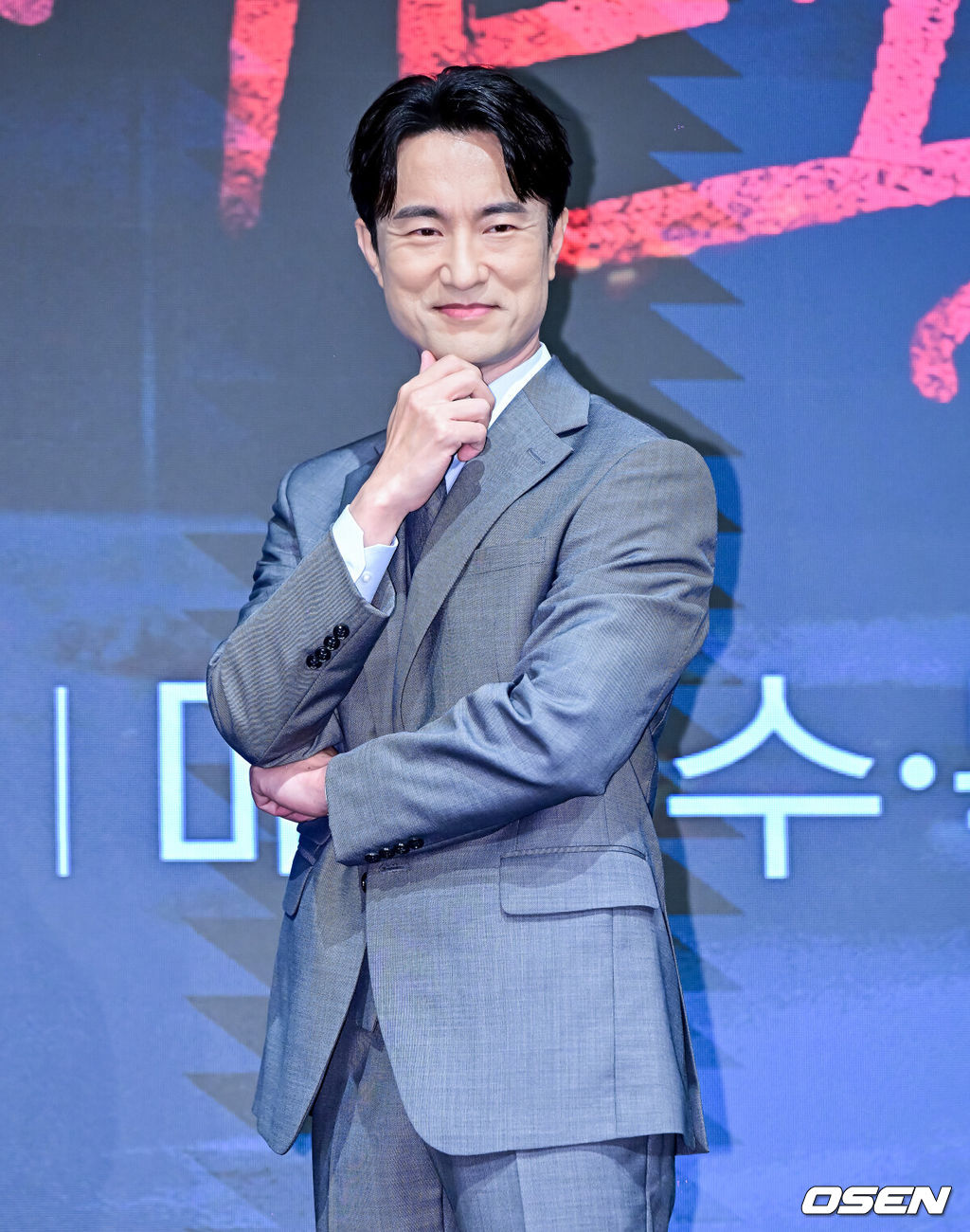 14일 오후 서울 구로구 신도림 더 세인트에서 KBS 2TV 수목드라마 ‘완벽한 가족’ 제작발표회가 열렸다.‘완벽한 가족’(연출 유키사다 이사오/제작 빅토리콘텐츠/ⓒ함창석, 주은/대원씨아이)은 누가 봐도 행복하고 완벽해 보이는 가족이 딸의 살인으로 인해 점점 서로를 의심하게 되는 미스터리 스릴러 드라마다.배우 김병철이 포토타임을 하고 있다. 2024.08.14 / jpnews@osen.co.kr