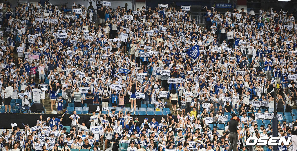 13일 대구삼성라이온즈파크에서 2024 신한 SOL 뱅크 KBO 리그 삼성 라이온즈와 KT 위즈의 경기가 열렸다. 홈팀 삼성은 백정현이 방문팀 KT는 엄상백이 선발 출전했다. 삼성 라이온즈 팬들이 응원을 하고 있다. 2024.08.13 / foto0307@osen.co.kr