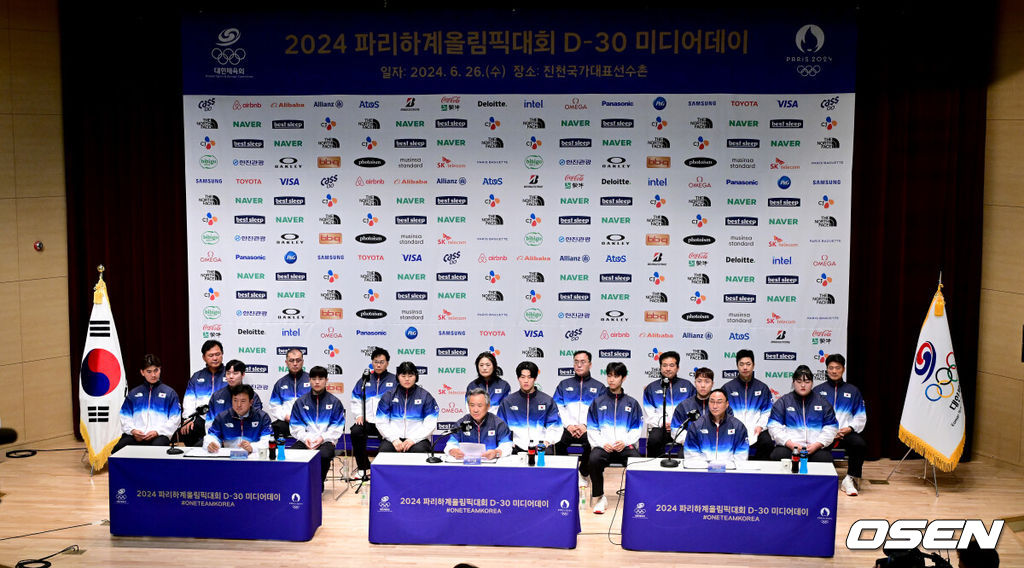 26일 충북 진천국가대표선수촌에서 ‘2024 파리하계올림픽대회 D-30 미디어데이’가 열렸다.’2024 파리올림픽’은 오는 7월 26일 시작해 8월 11일까지 진행된다.이기흥 대한체육회장을 비롯한 관계자들과 수영 황선우를 비롯한 선수들과 감독들이 미디어데이에 참석해 인사말을 전하고 있다. 2024.06.26 / dreamer@osen.co.kr