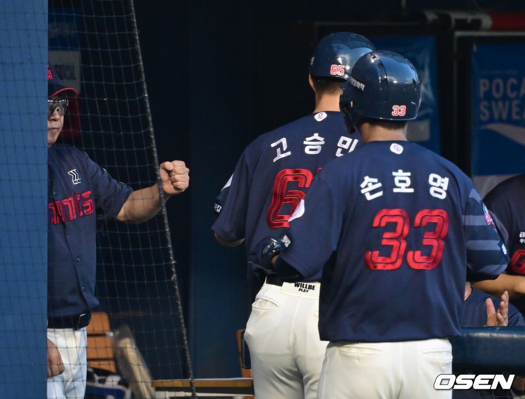 14일 오후 서울 잠실야구장에서 '2024 신한 SOL Bank KBO리그' 두산 베어스와 롯데 자이언츠의 경기가 열렸다.이날 두산은 발라조빅, 롯데는 김진욱을 선발로 내세웠다.1회초 2사 만루 롯데 전준우의 선취 2타점 적시타 때 주자 고승민, 손호영이 득점을 올린 뒤 더그아웃에서 김태형 감독과 기쁨을 나누고 있다. 2024.08.14 / ksl0919@osen.co.kr