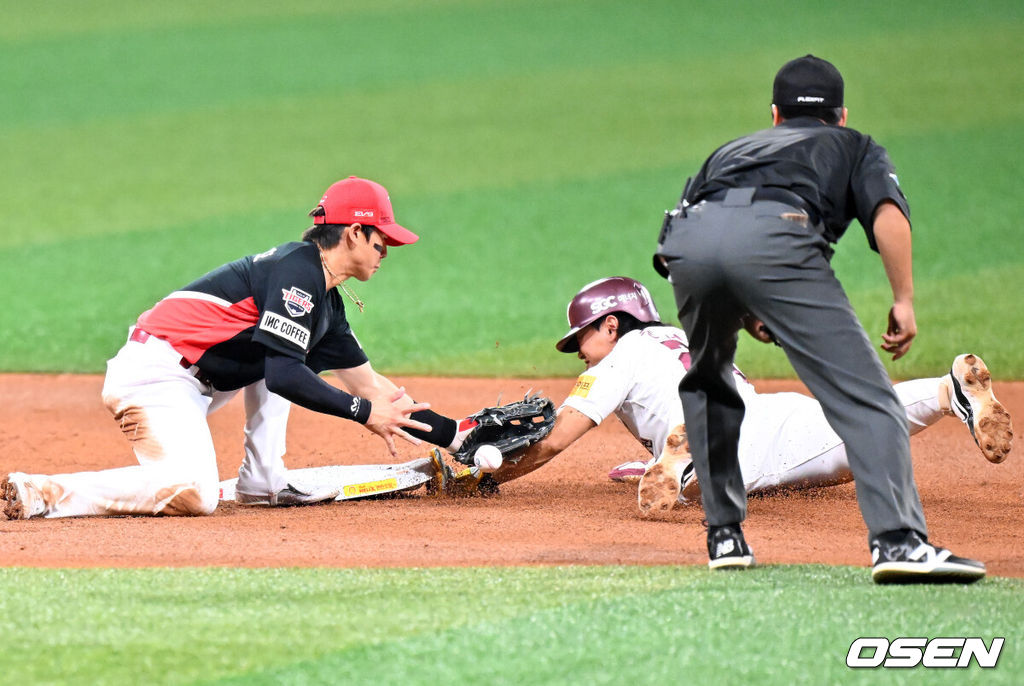 14일 오후 서울 고척스카이돔에서 ‘2024 신한 SOL BANK KBO리그’ 키움 히어로즈와 KIA 타이거즈의 경기가 진행됐다. 이날 키움은 후라도를, KIA는 황동하를 선발투수로 내세웠다.1회말 2사 주자 1루 키움 최주환 타석에서 1루 주자 송성문이 2루 도루에 성공하고 있다. 2024.08.14 / rumi@osen.co.kr