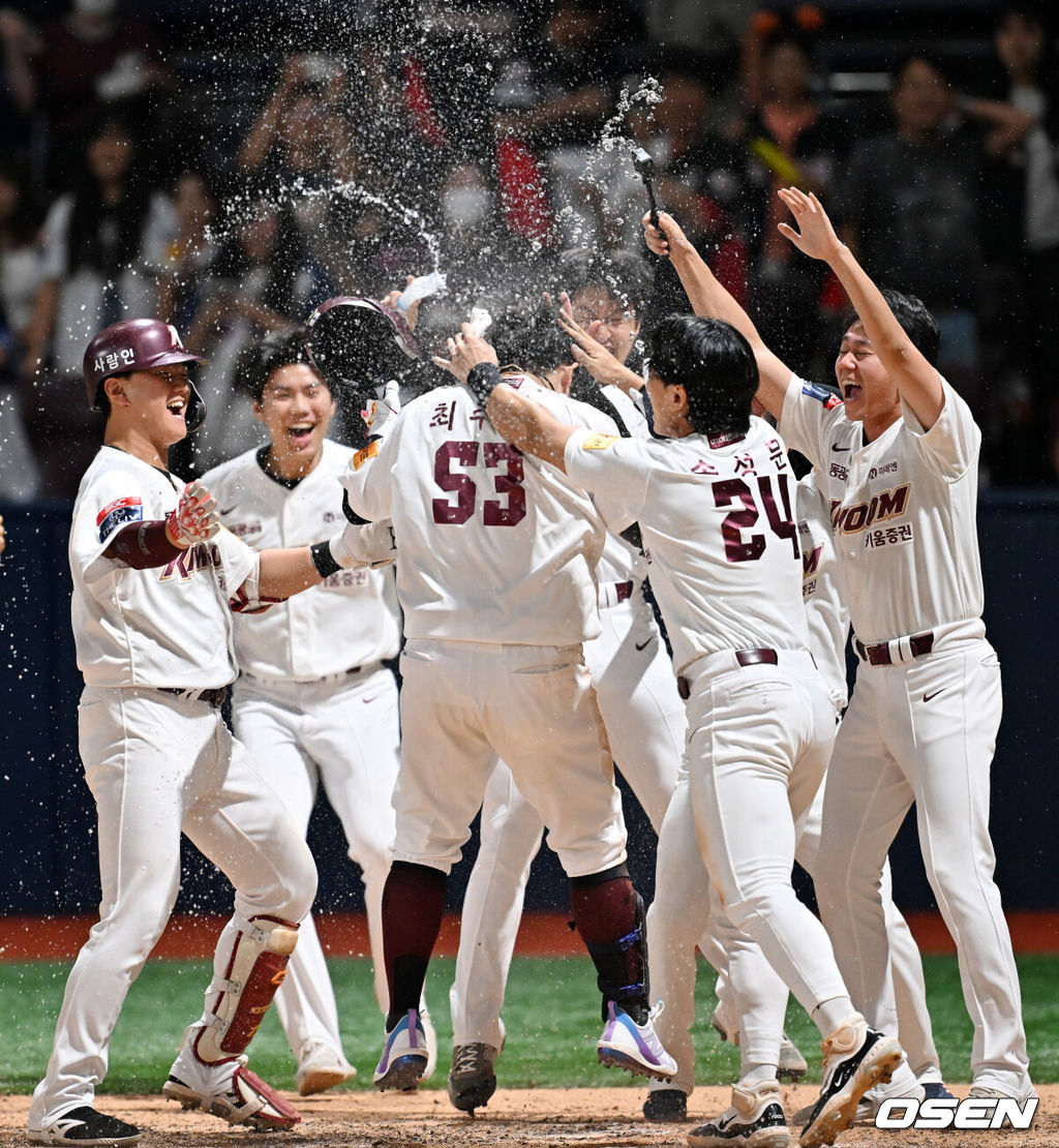 14일 오후 서울 고척스카이돔에서 ‘2024 신한 SOL BANK KBO리그’ 키움 히어로즈와 KIA 타이거즈의 경기가 진행됐다. 이 경기에서 키움은 최주환의 9회말 끝내기 홈런에 힘입어 2-1로 KIA에 역전승 했다.9회말 1사 키움 최주환이 우월 끝내기 홈런을 때린 후 홈을 밟으며 끝내기 물세례를 받고 있다. 2024.08.14 / rumi@osen.co.kr