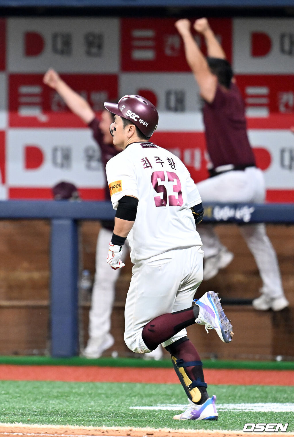 14일 오후 서울 고척스카이돔에서 ‘2024 신한 SOL BANK KBO리그’ 키움 히어로즈와 KIA 타이거즈의 경기가 진행됐다. 이 경기에서 키움은 최주환의 9회말 끝내기 홈런에 힘입어 2-1로 KIA에 역전승 했다.9회말 1사 키움 최주환이 우월 끝내기 홈런을 때리며 타구를 바라보고 있다.. 2024.08.14 / rumi@osen.co.kr