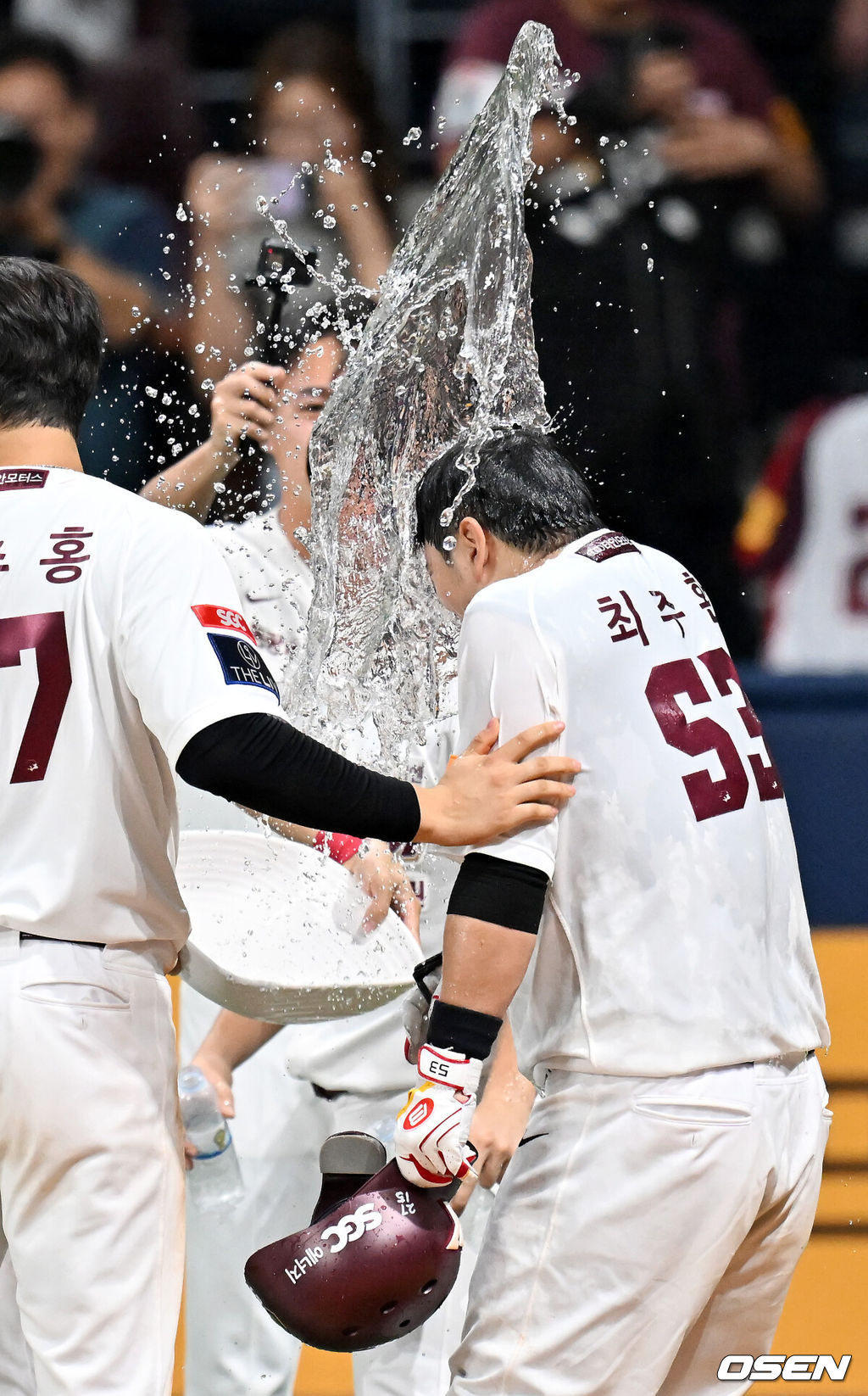 14일 오후 서울 고척스카이돔에서 ‘2024 신한 SOL BANK KBO리그’ 키움 히어로즈와 KIA 타이거즈의 경기가 진행됐다. 이 경기에서 키움은 최주환의 9회말 끝내기 홈런에 힘입어 2-1로 KIA에 역전승 했다.9회말 1사 키움 최주환이 우월 끝내기 홈런을 때린 후 홈을 밟으며 끝내기 물세례를 받고 있다. 2024.08.14 / rumi@osen.co.kr