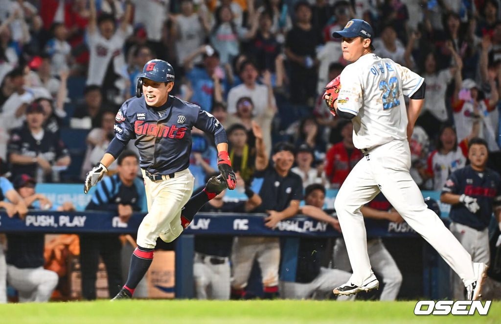 28일 창원NC파크에서 2024 신한 SOL 뱅크 KBO 리그 NC 다이노스와 롯데 자이언츠의 경기가 열렸다. 홈팀 NC는 최성영이 방문팀 롯데는 윌커슨이 선발 출전했다. 롯데 자이언츠 황성빈이 연장 10회초 무사 1루 나승엽의 우익수 오른쪽 2루타때 홈으로 쇄도하고 있다. 2024.07.28 / foto0307@osen.co.kr