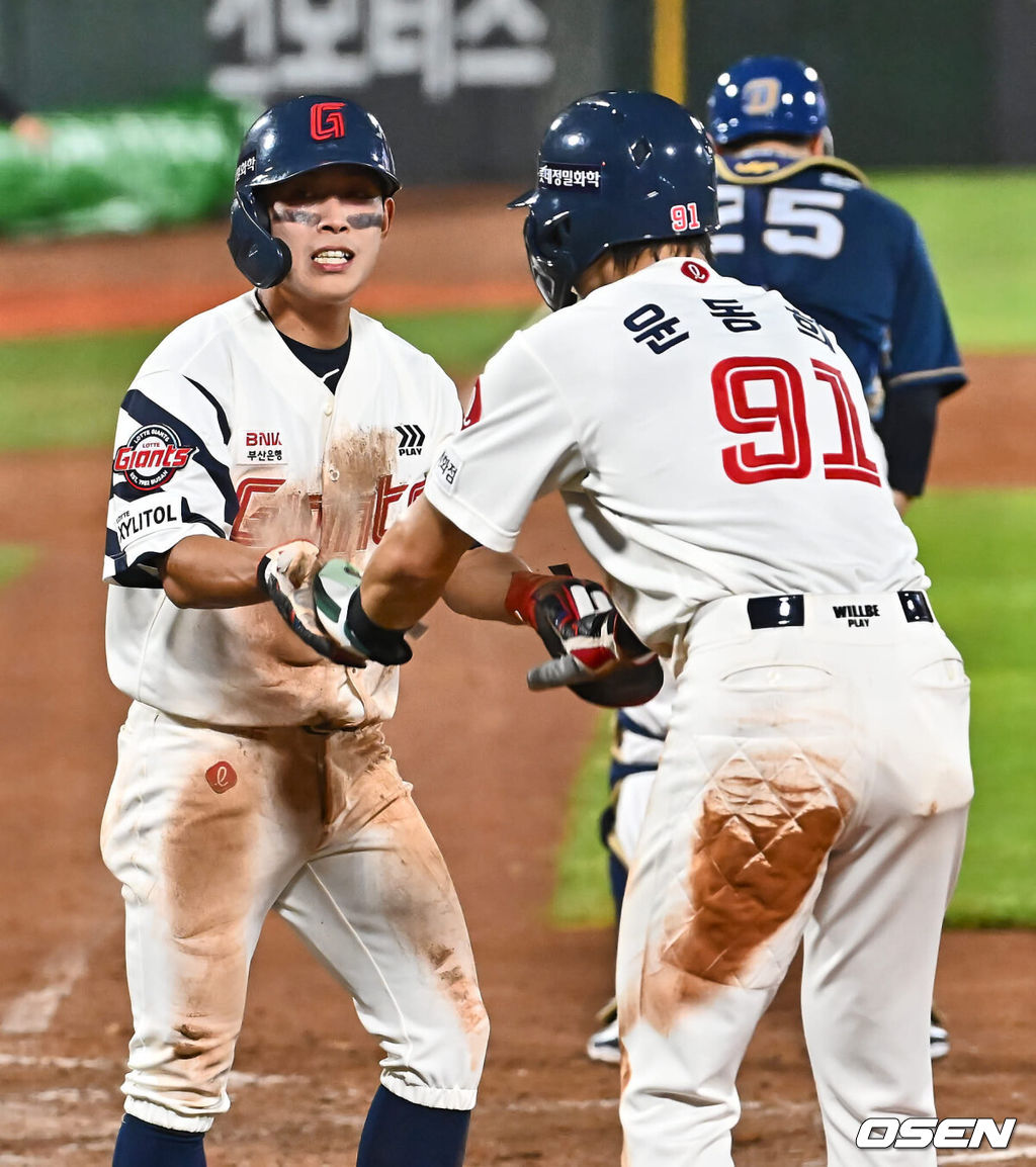 7일 부산 사직야구장에서 2024 신한 SOL 뱅크 KBO 리그 롯데 자이언츠와 NC 다이노스의 경기가 열렸다. 홈팀 롯데는 김진욱이 선발 출전하고 NC는 이재학이 선발 출전했다.롯데 자이언츠 황성빈이 3회말 2사 2,3루 고승민의 2루수 왼쪽 내야 안타때 득점을 올리고 선행주자 윤동희와 하이파이브를 하고 있다. 2024.08.07 / foto0307@osen.co.kr