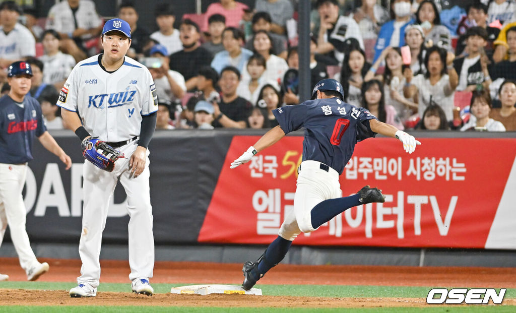 10일 오후 수원KT위즈파크에서 ‘2024 신한 SOL BANK KBO리그’ KT 위즈와 롯데 자이언츠의 경기가 진행됐다.이날 KT는 조이현을, 롯데는 반즈를 선발투수로 내세웠다.9회초 1사 롯데 황성빈이 내야안타를 날리고 1루에 세이프되고 있다.  2024.08.10 / soul1014@osen.co.kr