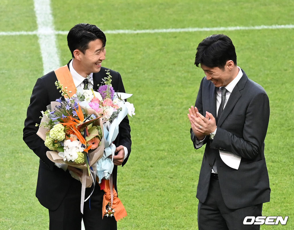 2일 오후 서울 마포구 상암동 서울월드컵경기장에서 대한민국과 브라질의 평가전이 진행됐다.경기에 앞서 체육훈장 청룡장 수여식을 마친 손흥민이 박지성에게 박수를 받고 있다. 2022.06.02 /sunday@osen.co.kr